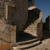 Al centro spicca una torretta "avvolta" da due scalinate semicircolari che conducono al pianerottolo sopraelevato dove � posizionato l'ingresso